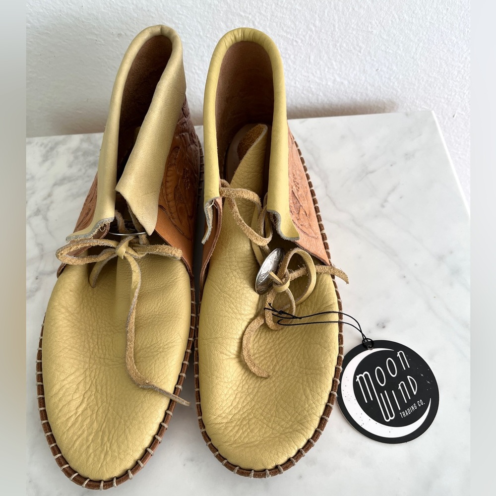 Vintage 60s Moccasins Tooled Leather Desert Bohemian Mocs Silvertone Conchas 7